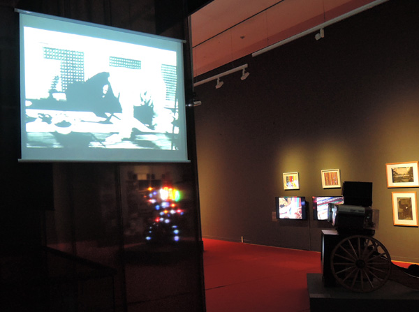 서울시립미술관 3층 '백남준의 방'에 전시된 영상자료 및 작품들 왼쪽 상단에 백남준이 1961년 '오르기날레' 공연과 1962년 플럭서스 개막공연에서 선보인 '머리를 위한 선' 영상이 흐릿하게 보인다