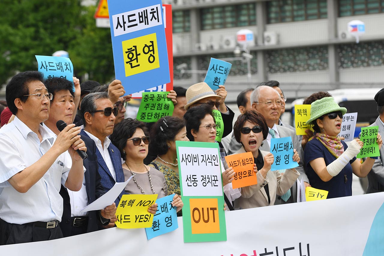 사이버 지식인 선동정치꾼 OUT 80여개 시민사회단체로 구성된 사드배치지지국민연대 소속 관계자들이 18일 오전 서울 광화문 광장 세종대왕 동상 앞에서 정부의 사드 배치결정을 지지하는 기자회견을 열고 "국민의 생명과 재산을 지키기 위한 사드 배치결정을 전폭적으로 지지하고 환영한다"고 밝혔다. 