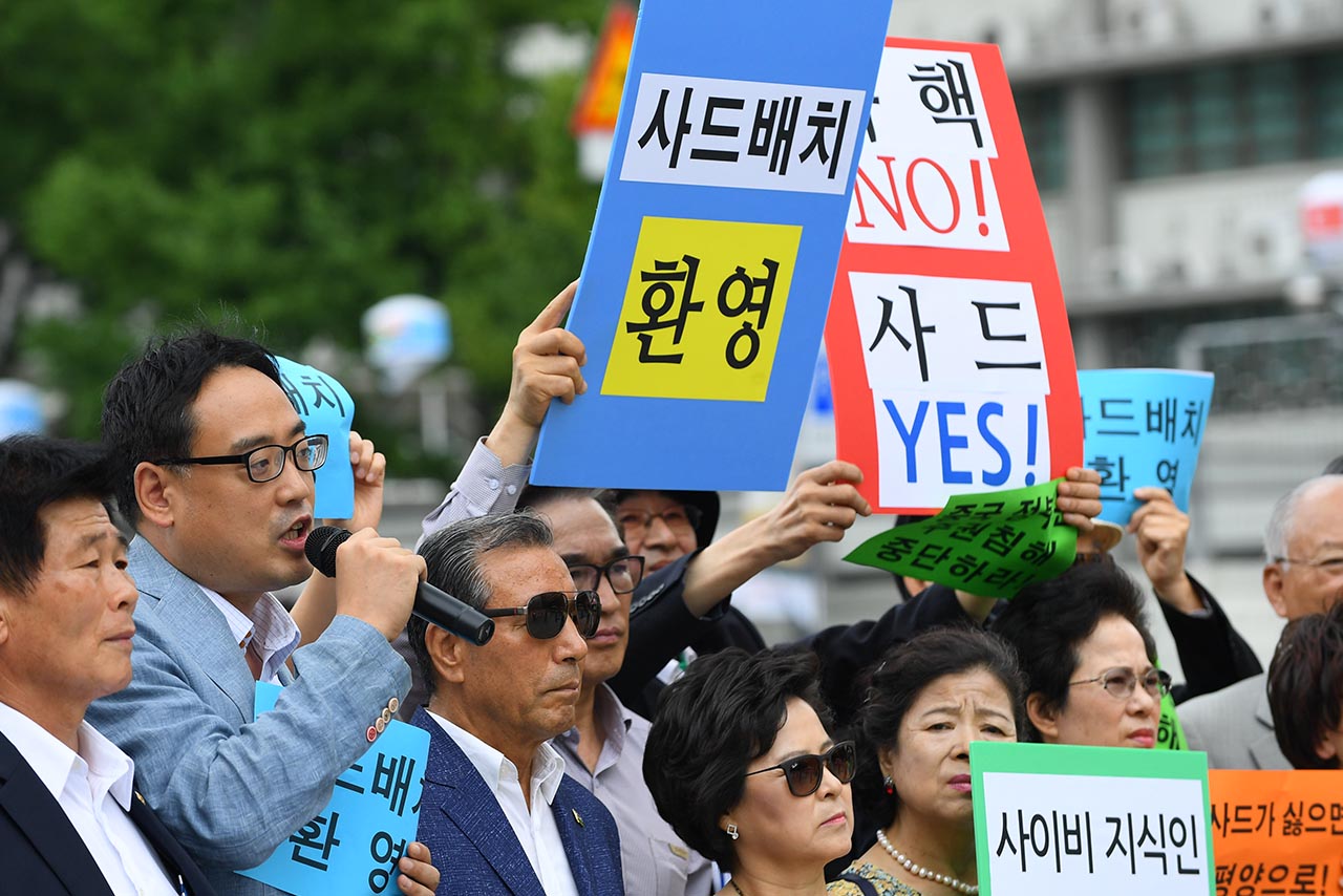 사드배치 환영 80여개 시민사회단체로 구성된 사드배치지지국민연대 소속 관계자들이 18일 오전 서울 광화문 광장 세종대왕 동상 앞에서 정부의 사드 배치결정을 지지하는 기자회견을 열고 "국민의 생명과 재산을 지키기 위한 사드 배치결정을 전폭적으로 지지하고 환영한다"고 밝혔다.