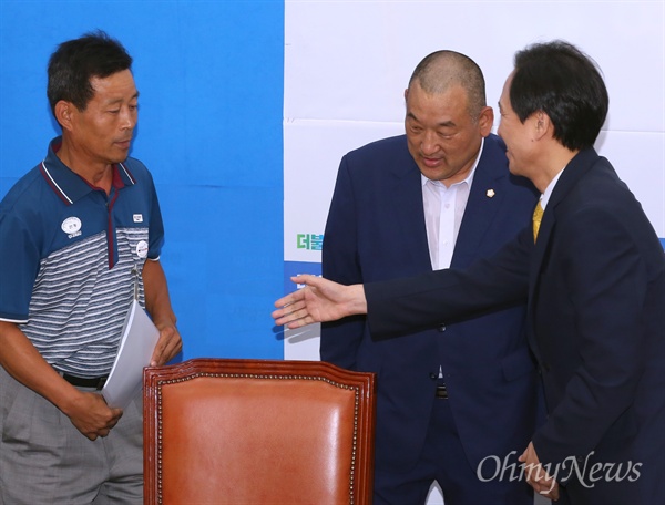 성주 농민회장에 손 내민 우상호 성주 사드배치저지 투쟁위원인 이재동 현 성주군 농민회 회장(왼쪽)이 18일 오전 국회를 방문해 더민주 우상호 원내대표(오른쪽)에게 사드배치 반대 당론 채택을 요구했다. 가운데는 성주 사드배치저지 투쟁위원회 홍보위원장을 맡은 노광희 현 성주군의회 의원. 