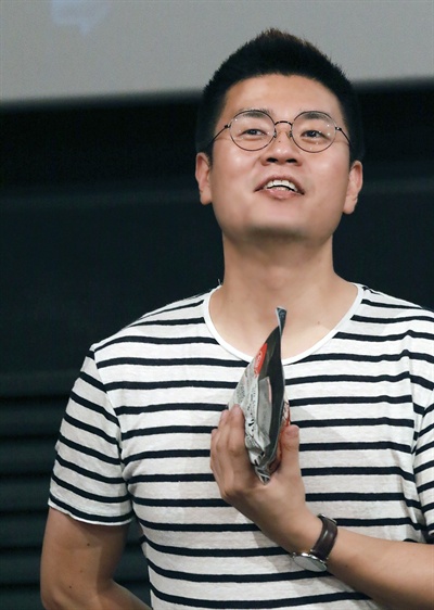  박대민 감독이 주말 <봉이 김선달> 무대인사를 위해 극장을 찾아준 관객들에게 감사를 전하면서  '봉이 봉황탕'으로 명명된 삼계탕을 선물하고 있다.