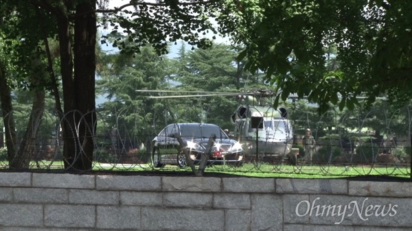 한민구 국방부장관이 18일 오전 11시 20분경 헬기를 타고 제2작전사령부에 내려 승용차로 이동하고 있다.