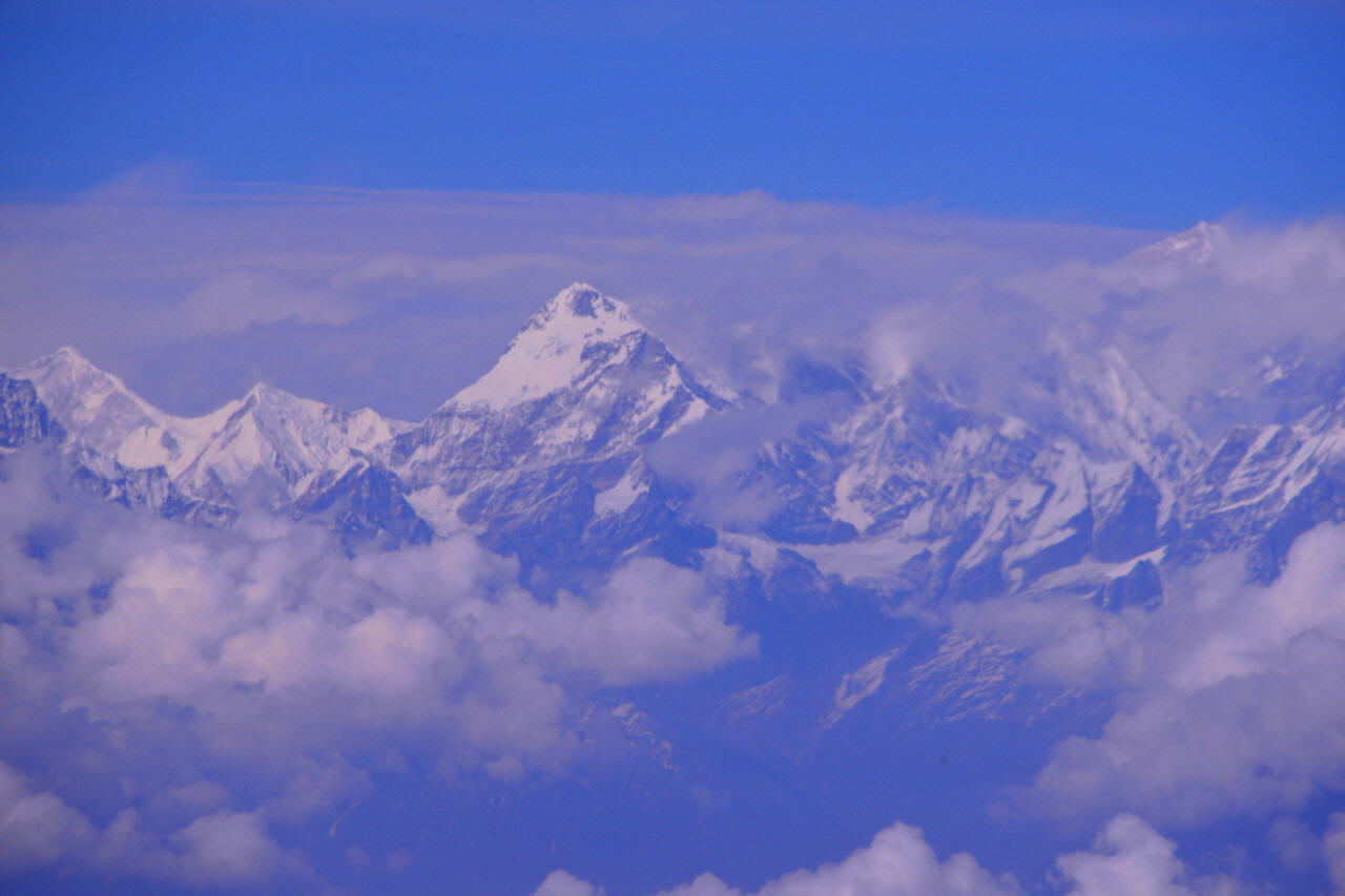 카트만두에서 네팔 동부로 날아가는 경비행기 에띠 에어라인에서 바라본 네팔 히말라야