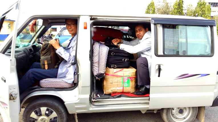 네팔 동부 칸첸중가 인근 자파 공항에서 낡은 봉고차를 렌트하여 짐을 싣고 후원학교로 출발했다.  