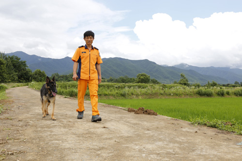 인명 구조견 핸들러 박석룡 씨가 구조견 '나라'와 함께 지리산 자락을 걷고 있다. 지난 6일 모습이다.