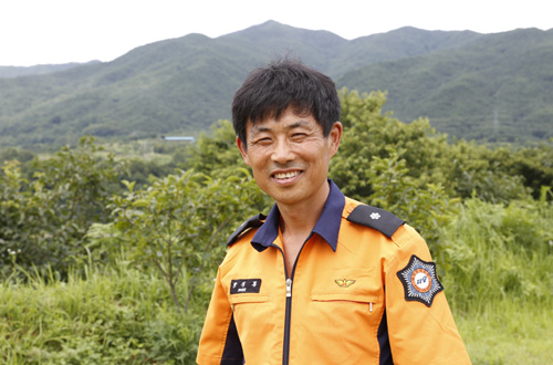 인명 구조견 '나라'의 핸들러 박석룡 씨. 순천소방서 산악119구조대에서 일하고 있는 올해 23년차 소방직 공무원이다. 
