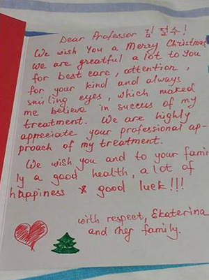 김철수 원장에게 치료를 받은 외국인이 감사의 마음으로 크리스마스 카드를 보냈다.