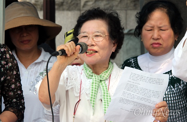  '파행'을 겪고 있는 대전예지중고등학교 학생과 교사들이 19일 오전 대전교육청 앞에서 '학교정상화'를 위한 집회를 열었다. 이날 집회에 앞서서는 '대전시민께 드리는 호소문'을 학생들이 발표했다. 사진은 올 해 80세인 대전예지중학교 야간 3학년 임한영 학생의 호소문 낭독 장면.