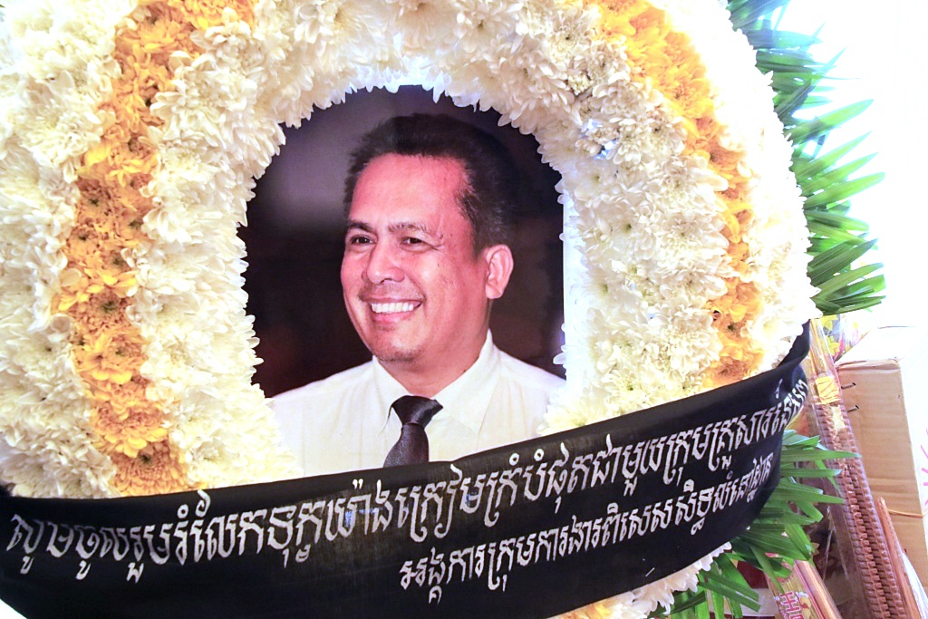 지난 7월 10일 프놈펜 시내 편의점에서 발생한 총격사건으로  캄보디아의 저명한 정치평론가이자, 풀뿌리 민주주의 정당을 이끌어 온 껨 레이가 현장에서 사망했다. 일각에선 그의 죽음에는 정치적인 의도가 숨겨져 있다고 주장한다. 