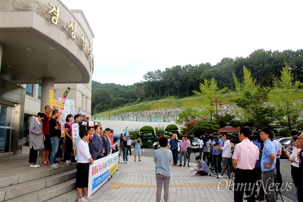  정의당 여영국 경남도의원이 홍준표 지사의 사퇴를 요구하며 경남도의회 현관에서 8일간 단식농성을 마무리한 가운데,경남 야5당 정당협의회와 노동여성시민사회단체 인사들은 19일 오후 경남도의회 현관 앞에서 기자회견을 열어 "홍준표 지사 사퇴 촉구 '경남도민 참여운동'을 선언했다.