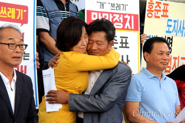  정의당 심상정 대표가 19일 오후 경남도의회 현관 앞에서 열린 경남 야5당 정당협의회와 노동여성시민사회 인사들의 '홍준표 지사 사퇴 촉구 경남도민 참여운동 선언' 기자회견에 참석해, 홍준표 지사 사퇴 요구하며 8일간 단식농성한 여영국 경남도의원을 안고 있다.