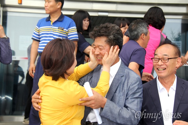  정의당 심상정 대표가 19일 오후 경남도의회 현관 앞에서 열린 경남 야5당 정당협의회와 노동여성시민사회 인사들의 '홍준표 지사 사퇴 촉구 경남도민 참여운동 선언' 기자회견에 참석해, 홍준표 지사 사퇴 요구하며 8일간 단식농성한 여영국 경남도의원을 안고 있다.