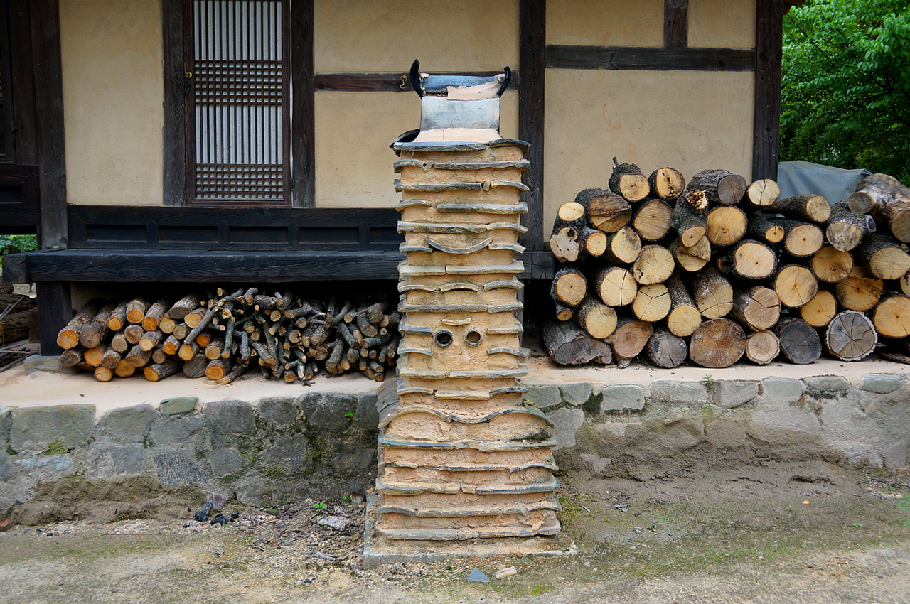 송소고택 별채 굴뚝 굴뚝 몸통은 안채 굴뚝처럼 암키와로 무늬를 내었다. 연가는 소뿔처럼 생겼다. 