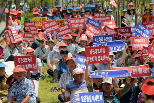  7월19일(세종), 충남 ‘당진시 송전선로 석탄화력 저지 범시민대책위원회’ 주민 900여 명이 정부세종청사 산업통상자원부 앞에서 집회를 열고 당진에코파워 석탄화력발전소 계획 백지화를 촉구했다.