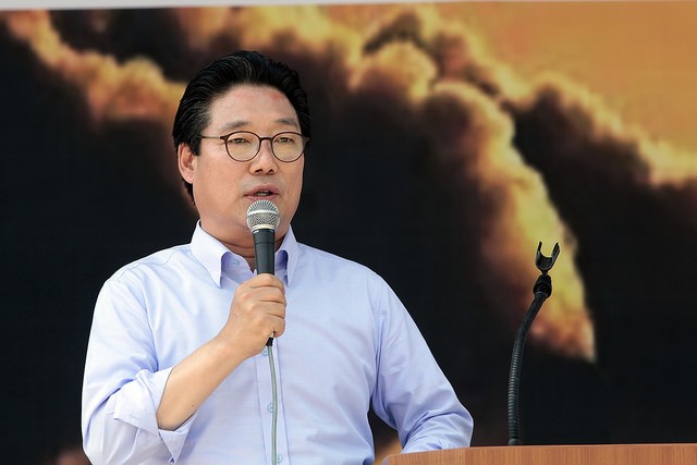 김홍장 당진시장. 사진은 2016년 7월 19일 '당진에코파워 백지화 촉구 범시민 규탄대회'에서 발언하는 모습. 