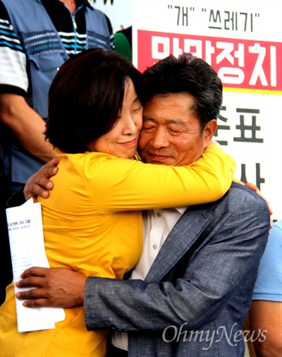  정의당 심상정 대표가 19일 오후 경남도의회 현관 앞에서 열린 경남 야5당 정당협의회와 노동여성시민사회 인사들의 '홍준표 지사 사퇴 촉구 경남도민 참여운동 선언' 기자회견에 참석해, 홍준표 지사 사퇴 요구하며 8일간 단식농성한 여영국 경남도의원을 안고 있다. 