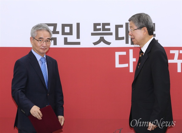 새누리 윤리위원장 임명장 받은 이진곤 국민일보 주필 출신인 이진곤 경희대 정치외교학과 객원교수(왼쪽)가 20일 오전 국회에서 새누리당 김희옥 혁신비상대책위원장에게 중앙윤리위원장 임명장을 받은 뒤 돌아서고 있다. 