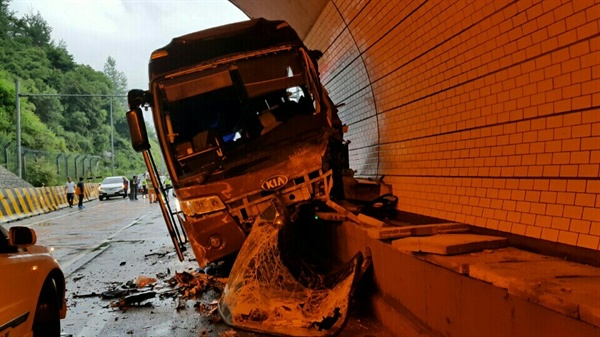 2016년 7월 17일 오후 5시 54분께 강원 평창군 용평면 봉평터널 입구 인천방면 180㎞ 지점에서 관광버스와 승용차 5대가 잇따라 추돌해 관광버스가 심하게 부서져 있다. 