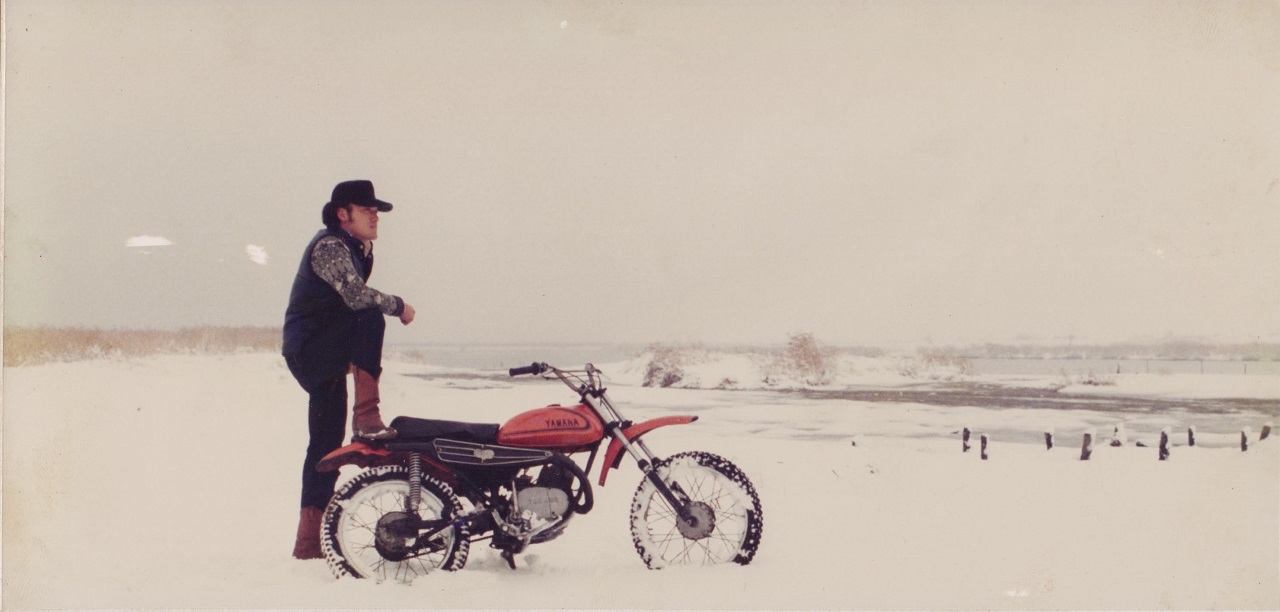 청년시절 일제 오토바이를 타고 눈밭에서 찍은 사진. 갈색 장화에 모자까지 꽤 멋을 부리고 다녔다.