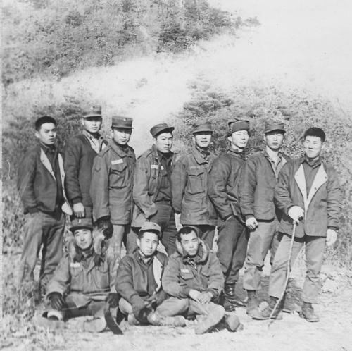 발랑리 시절 캡 소대원들과 함께(1971. 12. 기자는 뒷열 왼쪽에서 네번째다). 