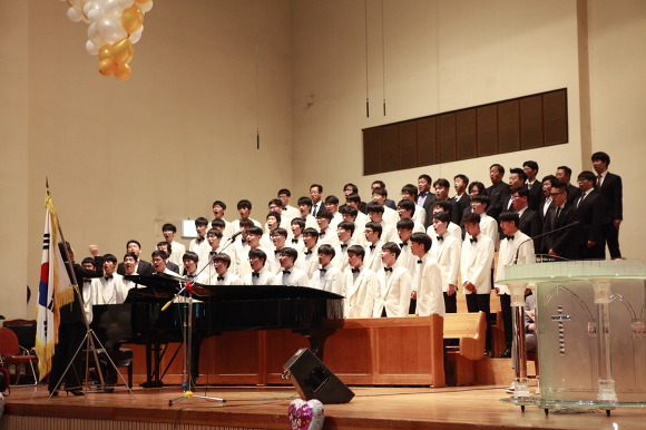 숭실고 졸업생과 재학생 연합합창단의 축하노래