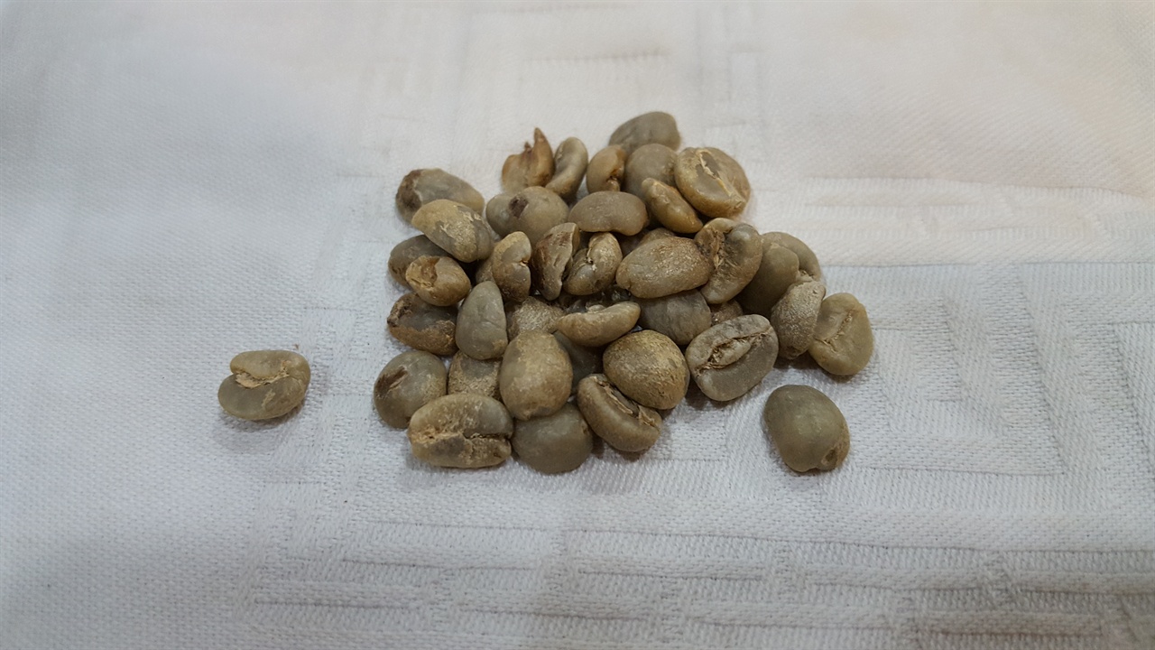 생두를 로스팅(볶는 것)하면 원두가 된다. 그러나 생두의 품질에 따라 커피의 맛이 다르며, 생두를 어떻게 볶느냐에 따라 또한 커피의 맛이 달라진다. 스페셜티는 생두의 품질을 엄격하게 따진다.