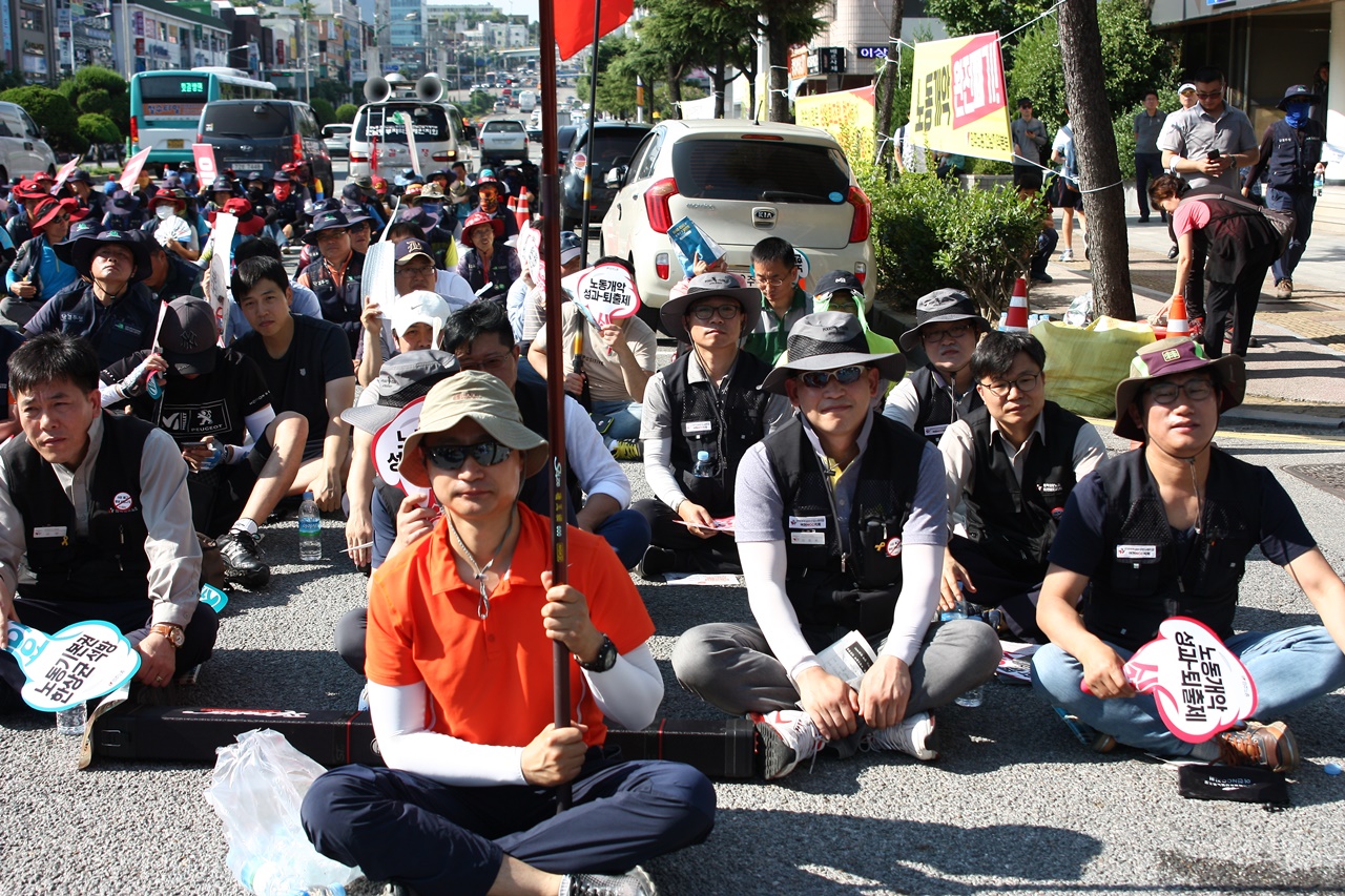 무더운 날씨속에 집회에 참가한 여천NCC 파업대오의 모습
