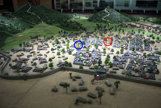 동래읍성 북문 내부 바로 아래에 있는 동래읍성역사관의 읍성 모형. 빨간 동그라미로 표시된 부분이 양조한이 죽은 정원루, 파란 동그라미로 표시된 부분이 송공단이다.
