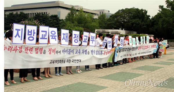 교육관련 시민단체, 어린이집 연합회, 유치원 연합회가 한목소리로 추경에 누리과정비를 넣으라고 촉구했다. 