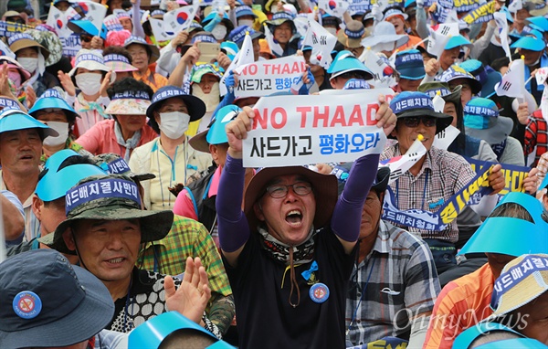  상경한 성주 군민들이 지난 21일 오후 서울 용산구 서울역광장에서 열린 '평화를 위한 사드 배치 철회 성주군민 결의대회'에서 정부의 일방적인 사드 배치 결정을 규탄하며 구호를 외치고 있다.