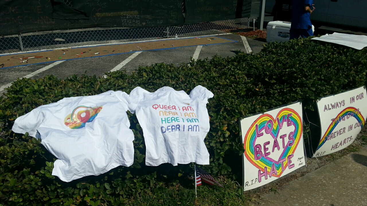 한국에서 가져간 퀴어문화축제 티셔츠와 퀴어영화제 뱅글 등