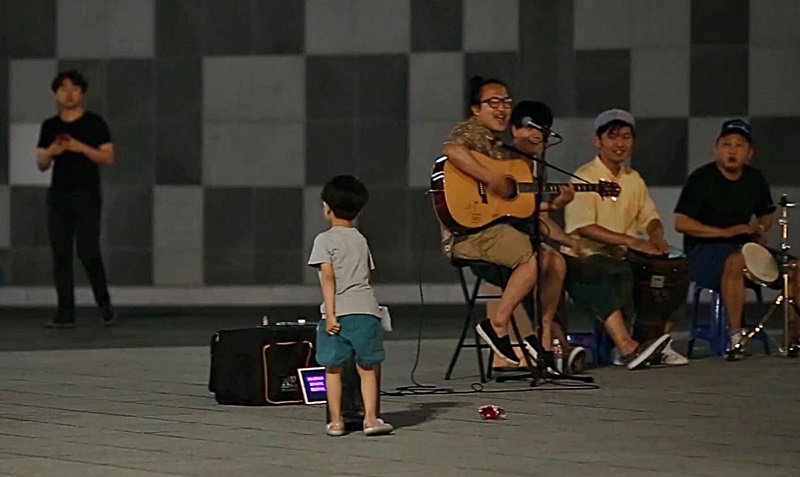  이날 주인공이 된 안도현군이 휴지통에 휴지를 넣고 있다. 