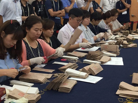 구로을 우편 투표함 개표 구로을 우편 투표지(부재자)를 수작업 개표 중인 선관위 관계자들