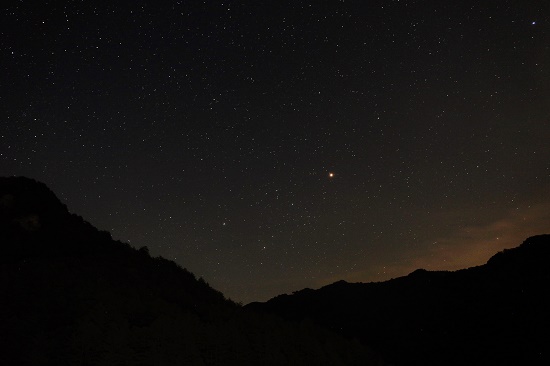 여름철 남쪽 하늘에는 가운데 붉은색으로 밝게 빛나는 화성과 그 아래로 ‘S자’ 모양의 전갈자리가 나타난다. ⓒ 박경배
