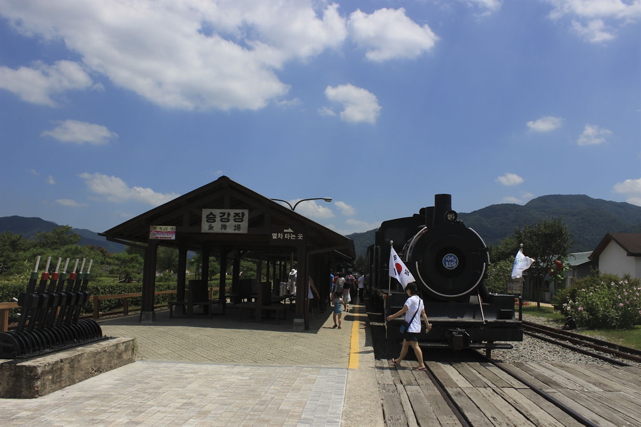 곡성철도마을의 전경 구 곡성역의 구내와 압록역까지의 옛 철도에 장미와 증기기관차를 모티브로 만들어, 큰 인기를 끄는 관광지가 되었다.