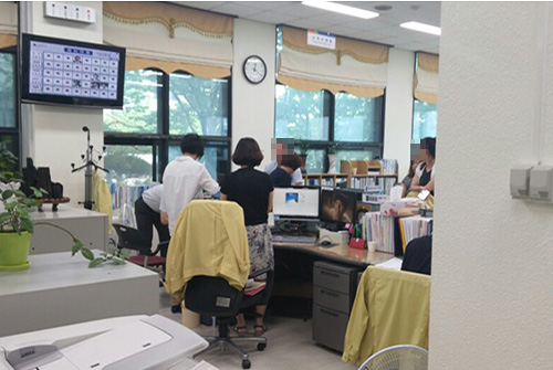 22일 검찰 수사관들이 인천시교육청 학교설립기획과를 압수수색하고 있다.
