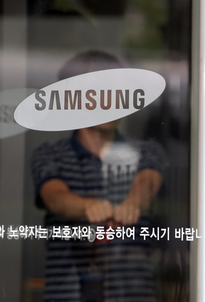 2016년 7월 22일, 이건희 삼성 회장의 과거 성매매 의혹이 담긴 동영상이 공개돼 파장이 일고 있다. 사진은 22일 오후 서울 서초구 삼성 사옥. 