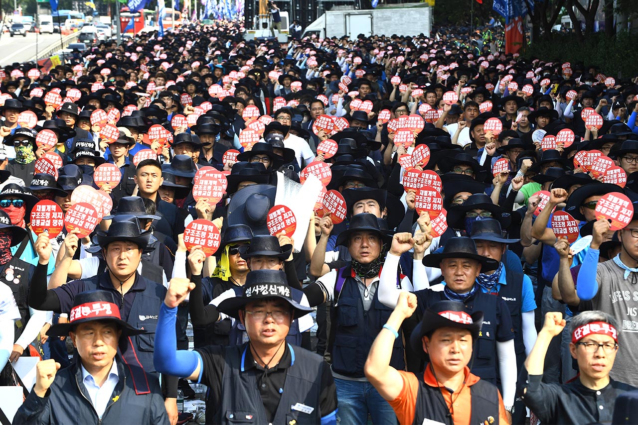  총파업에 돌입한 금속노조 조합원들이 22일 오후 서울 서초구 양재동 현대기아차그룹 본사 앞에서  ‘7.22 금속노조 총파업 투쟁대회’를 개최하고 있다. 