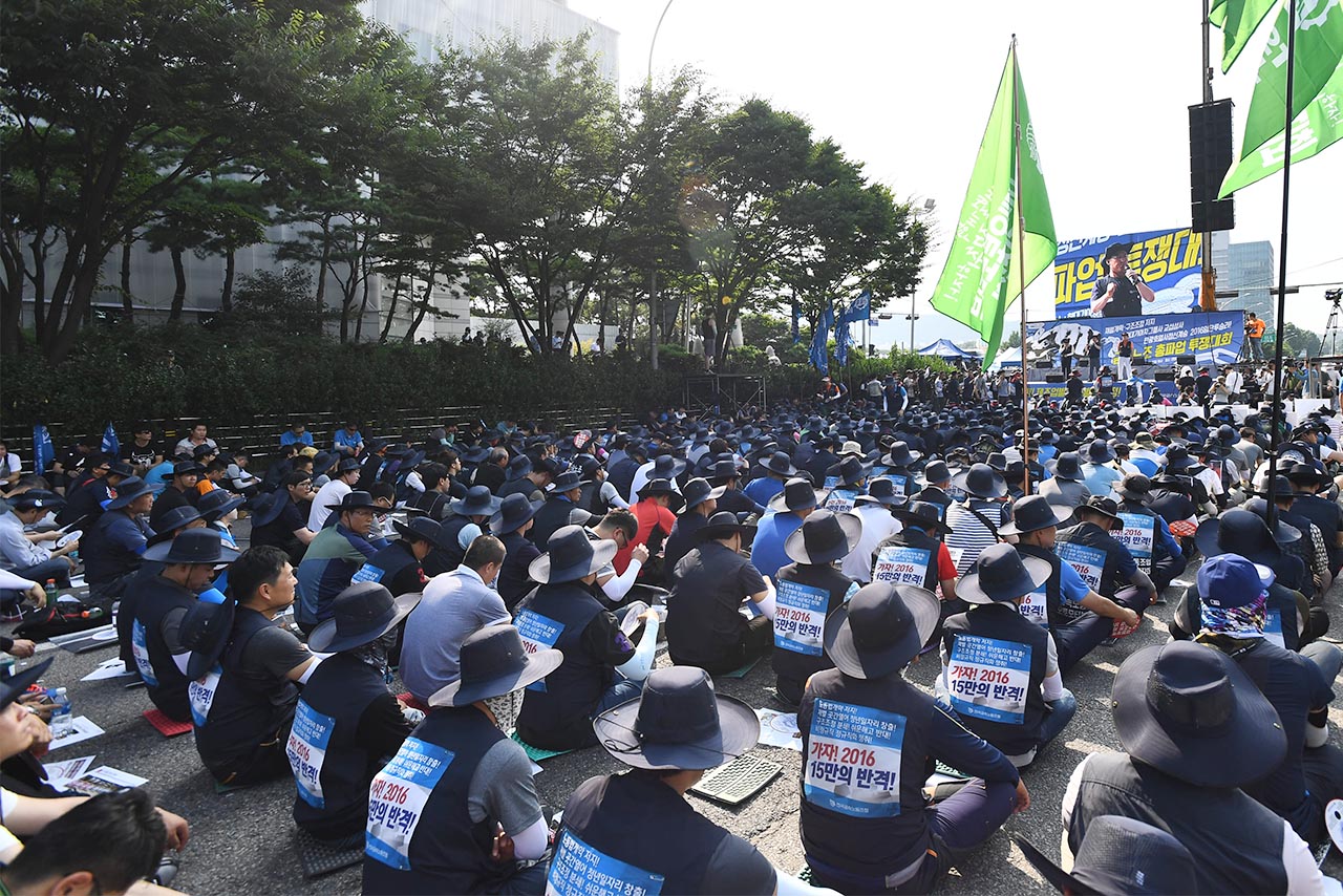  총파업에 돌입한 금속노조 조합원들이 22일 오후 서울 서초구 양재동 현대기아차그룹 본사 앞에서  ‘7.22 금속노조 총파업 투쟁대회’를 개최하고 있다. 