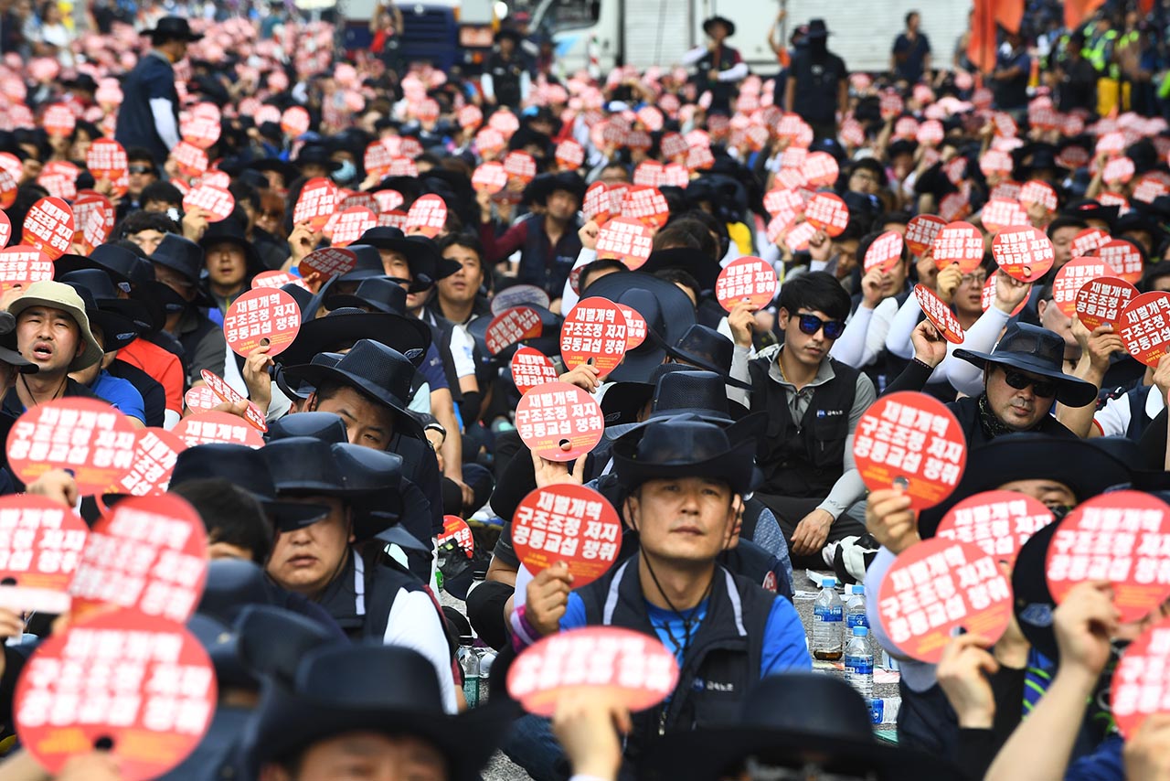  총파업에 돌입한 금속노조 조합원들이 22일 오후 서울 서초구 양재동 현대기아차그룹 본사 앞에서  ‘7.22 금속노조 총파업 투쟁대회’를 개최하고 있다. 