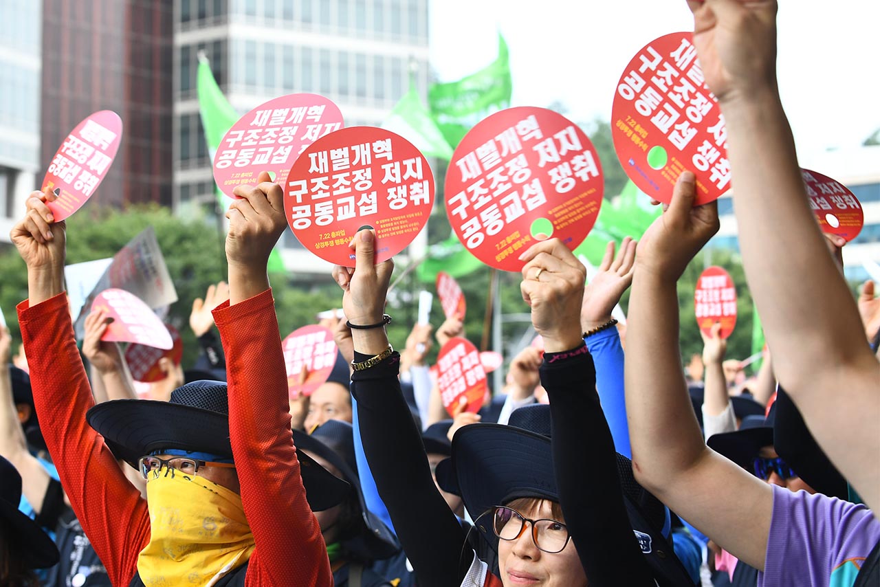  총파업에 돌입한 금속노조 조합원들이 22일 오후 서울 서초구 양재동 현대기아차그룹 본사 앞에서  ‘7.22 금속노조 총파업 투쟁대회’를 개최하고 있다. 