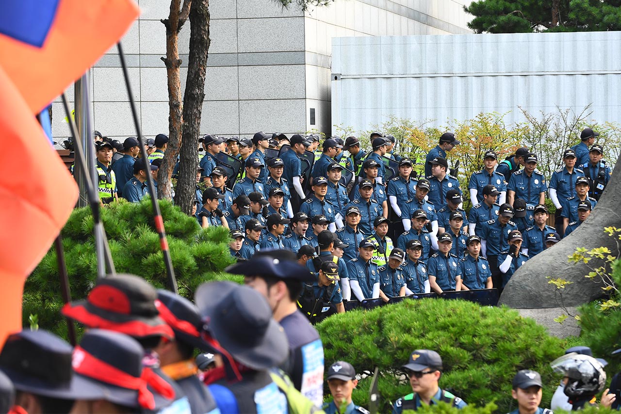  총파업에 돌입한 금속노조 조합원들이 22일 오후 서울 서초구 양재동 현대기아차그룹 본사 앞에서  ‘7.22 금속노조 총파업 투쟁대회’를 개최하고 있다. 