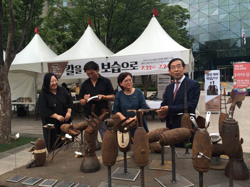 박원순 서울 시장이 7월 22일 서울광장에서 열린 '전쟁없는 세상을 위한 AEV 프로젝트 전'을 김서경,김운성 부부작가와 함께 관람하고 있다.