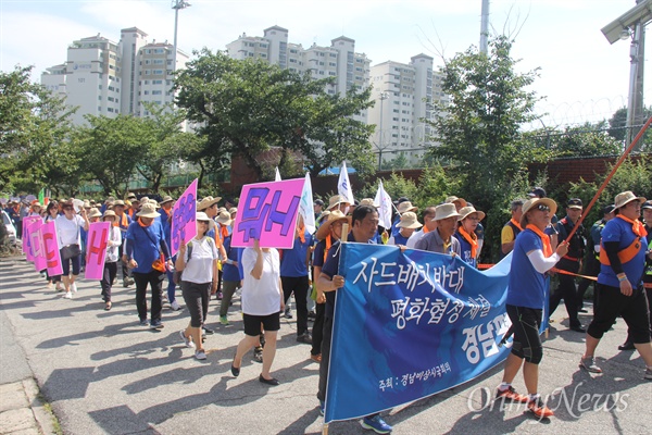  전쟁반대 평화실현 경남비상시국회의는 23일 오후 진해 미군사고문단 앞에서 "사드배치 반대, 평화협정 체결, 경남평화대회"를 열었다.