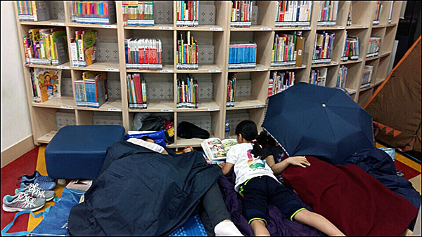 또래들 끼리 책을 읽다 잠에 빠진 친구들은 우산을 펴고 위장(?)한 모습이 귀엽다 