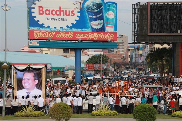 지난 10일 캄보디아 수도 프놈펜의 한 편의점에서 피살된 저명한 정치평론가 고 껨 레이씨의 장례 행사에 참여한 시민 추도객들의 모습.