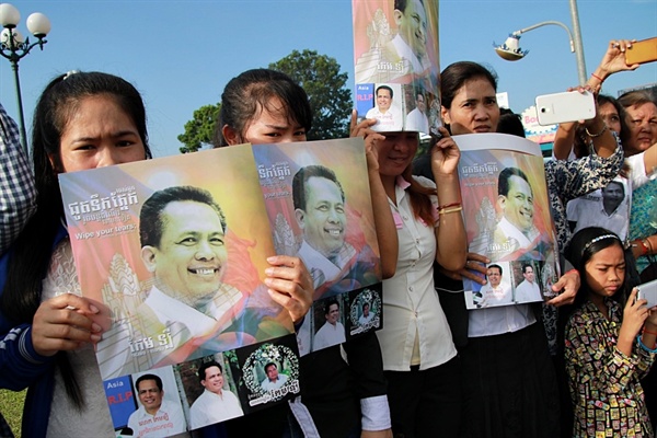 지난 10일 캄보디아 수도 프놈펜의 한 편의점에서 피살된 저명한 정치평론가 고 껨 레이씨의 장례 행사에 참여한 시민 추도객들의 모습.
