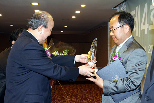 2010년, 정부에서는 강봉룡 교수의 열정을 인정해 '장보고대상  대통령상'을 수여했다.