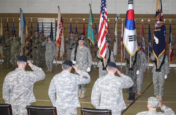 지난 2월 2일 서울 용산구 미군기지 내 콜리어체육관에서 열린 미8군사령관 이·취임식에서 참석자들이 경례하고 있다. 