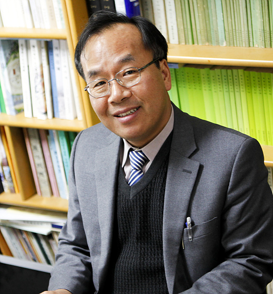 2009년부터 올해까지 7회째 전국해양문화학자대회를 주관하고 있는 목포대학교 도서문화연구원 강봉룡 원장. 